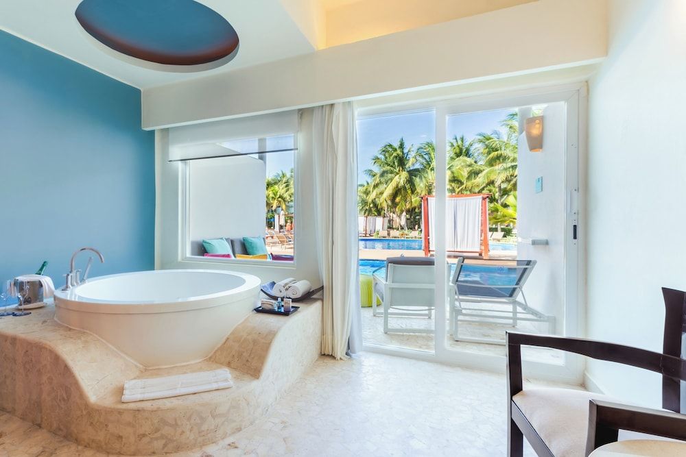 Premium Suite (Swim Up)
