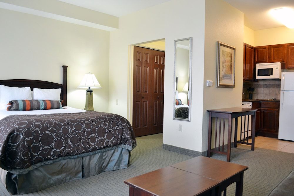 Studio Suite, 1 Queen Bed, Mobility Accessible (Kitchen, Hearing, Bathtub)