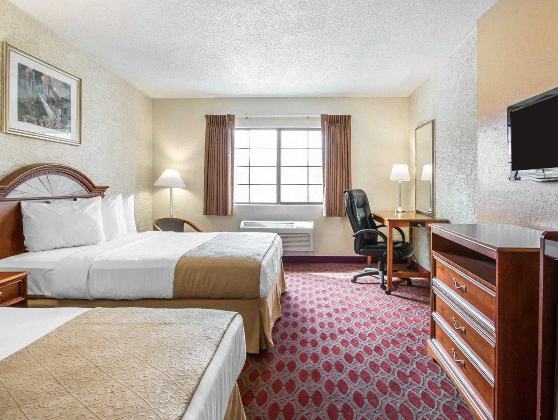 2 Queen Beds Room