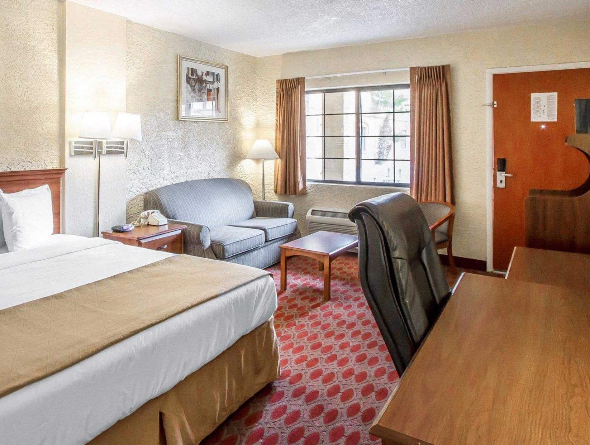 1 Queen Bed, Smoking