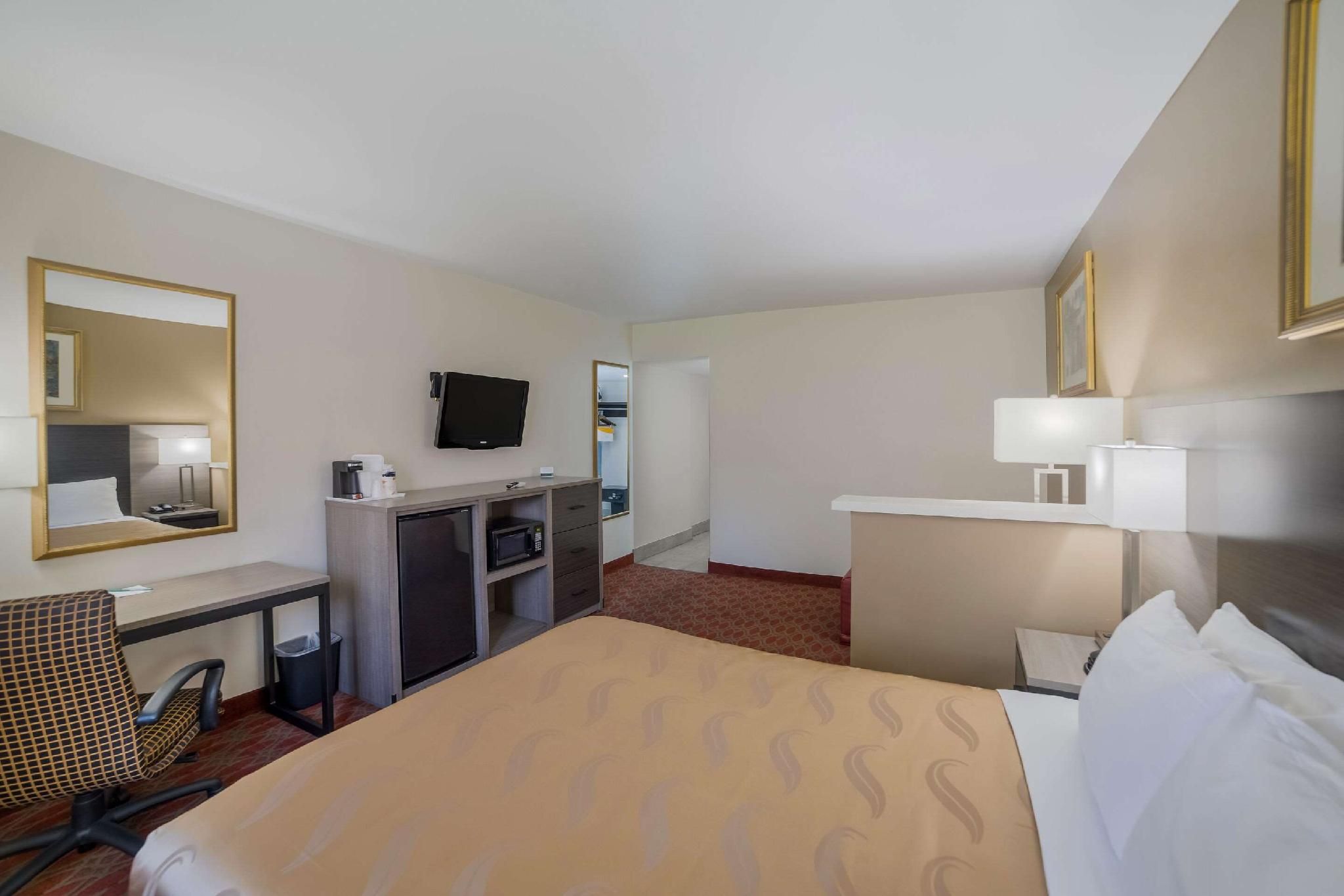 1 Queen Bed, Suite, Nonsmoking