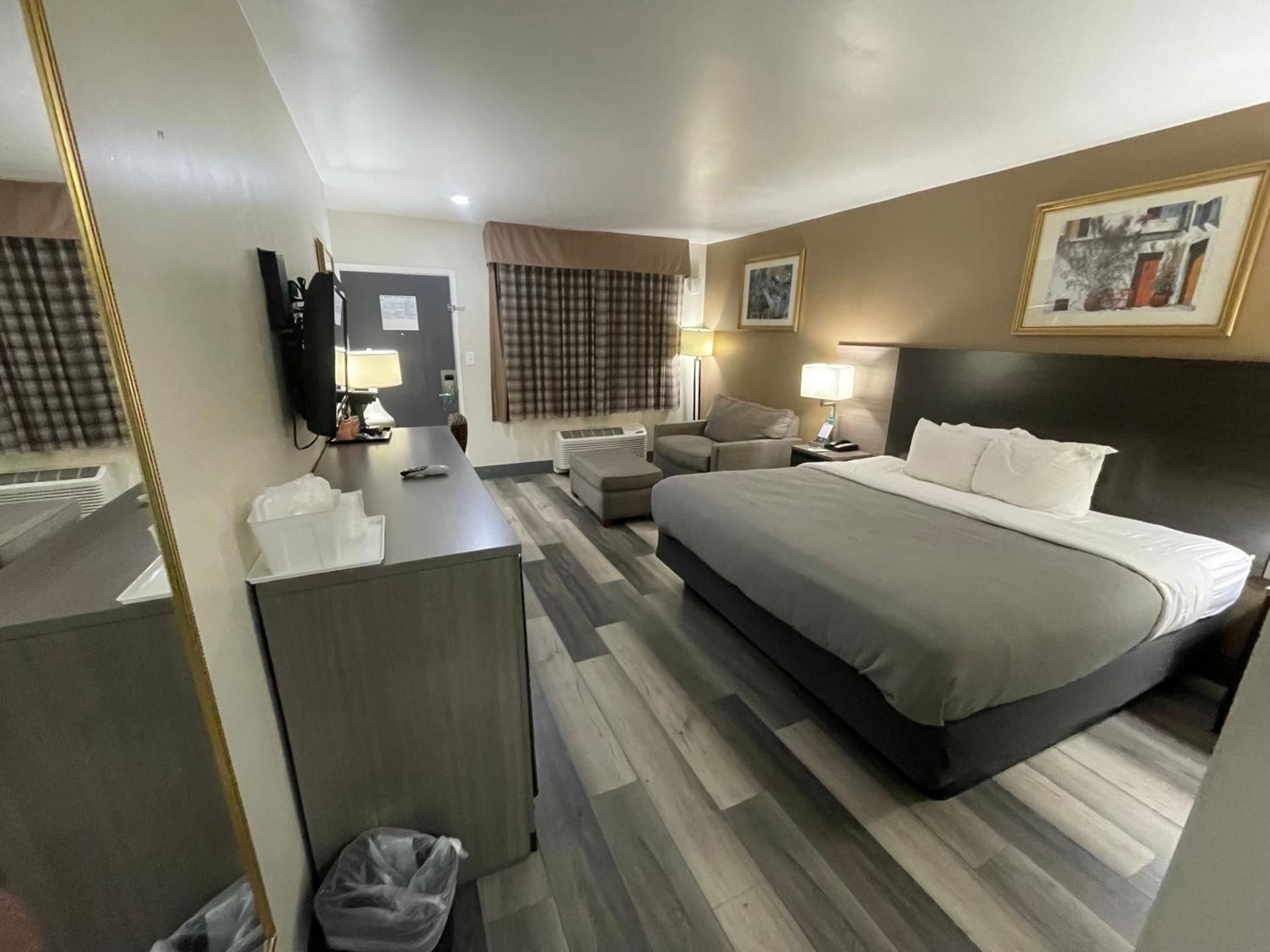 1 King Bed, Nonsmoking