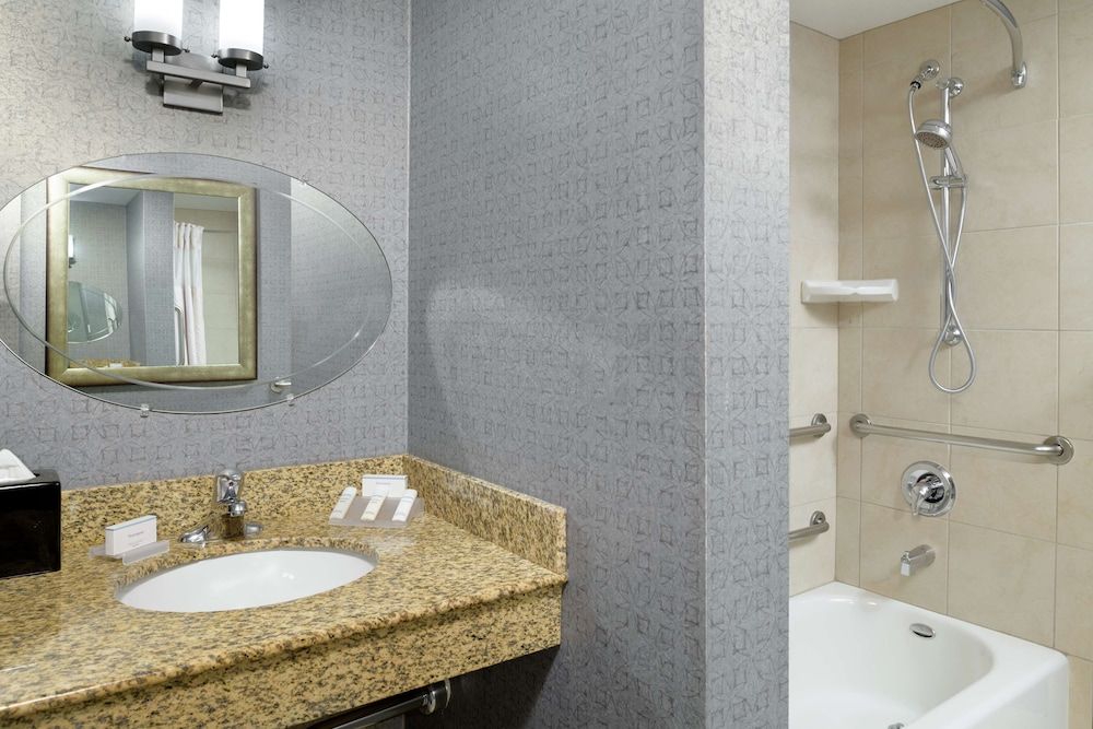 Hilton Garden Inn Phoenix North Happy Valley 1 King Mobility Accessible with Bathtub 4