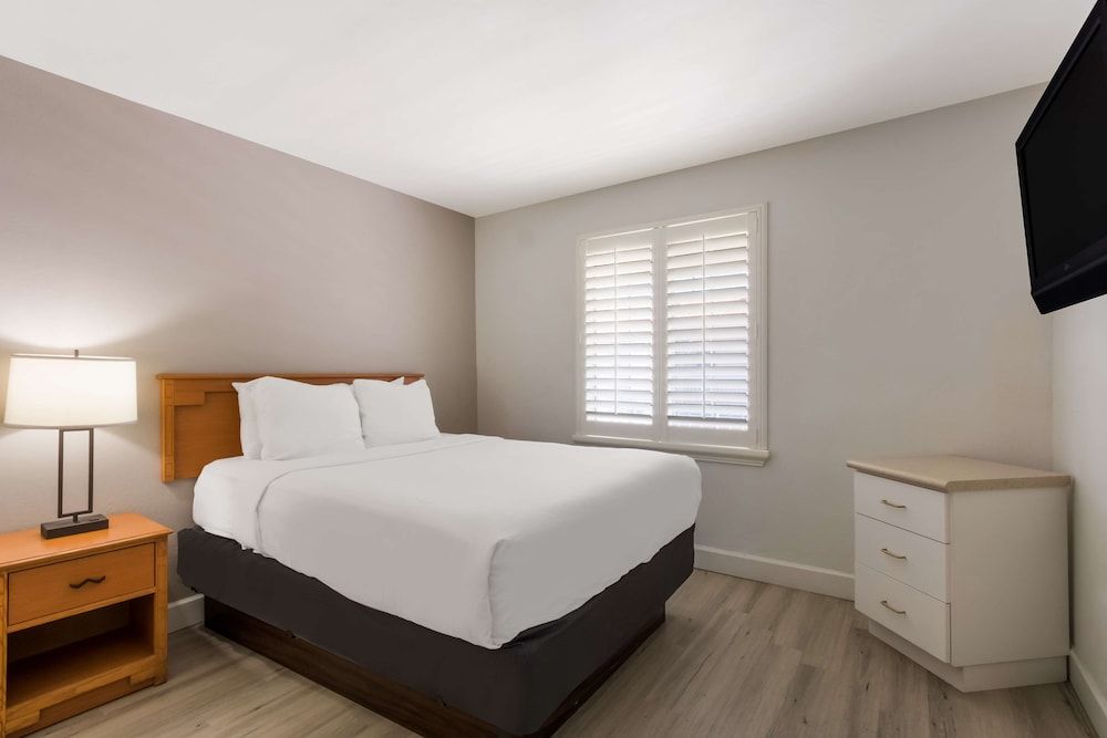 Suite, 1 Queen Bed, Non Smoking, Kitchenette (with Sofabed)