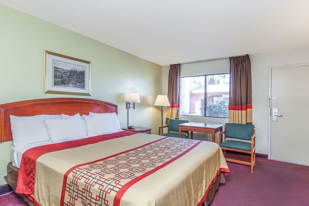 Room, 1 King Bed, Accessible, Non Smoking (Mobility/Hearing Impaired)