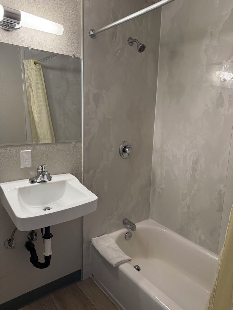 Big 7 Motel Chula Vista I-5 Suite, 1 Queen Bed, Non Smoking 4