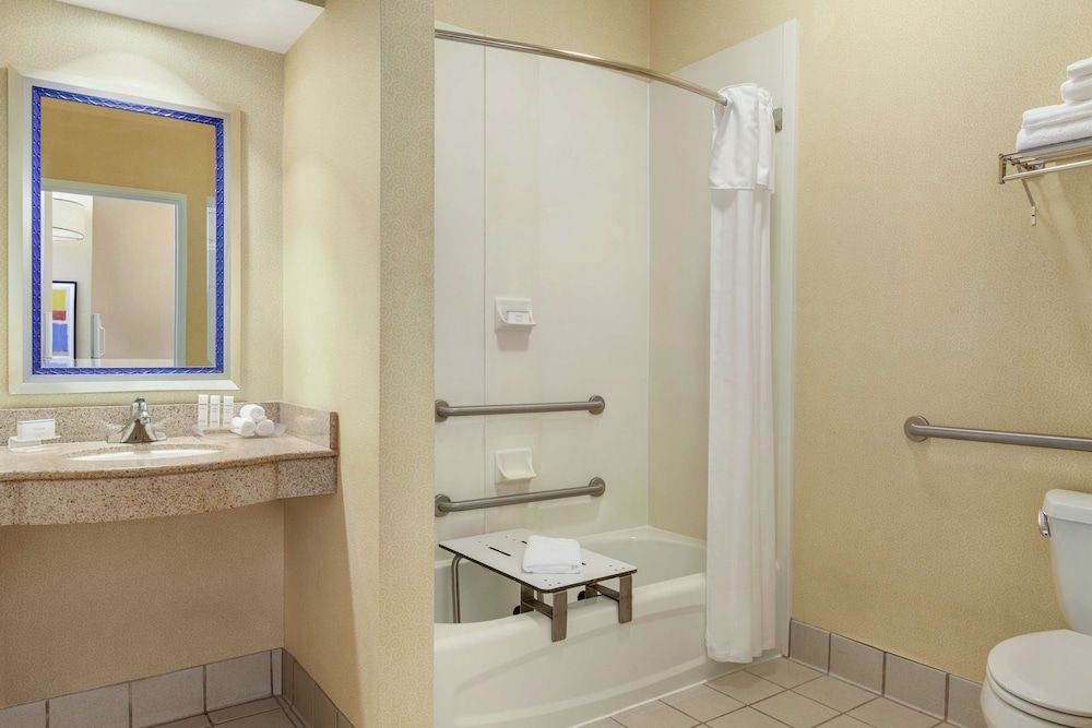 Premium Studio, 1 Queen Bed, Accessible, Bathtub