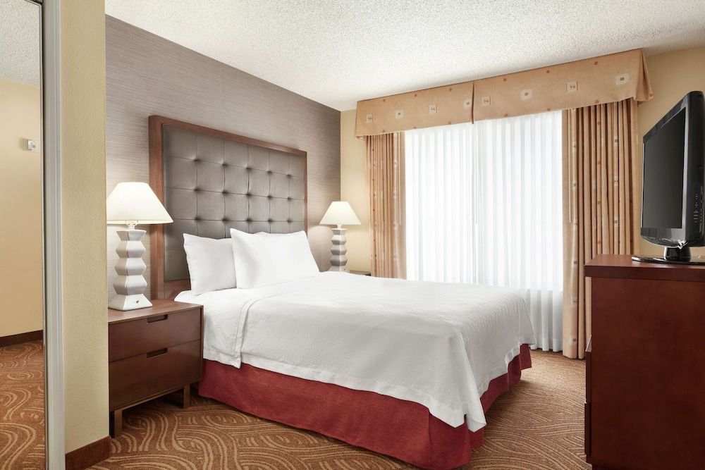 Suite, 1 Queen Bed, Accessible, Bathtub