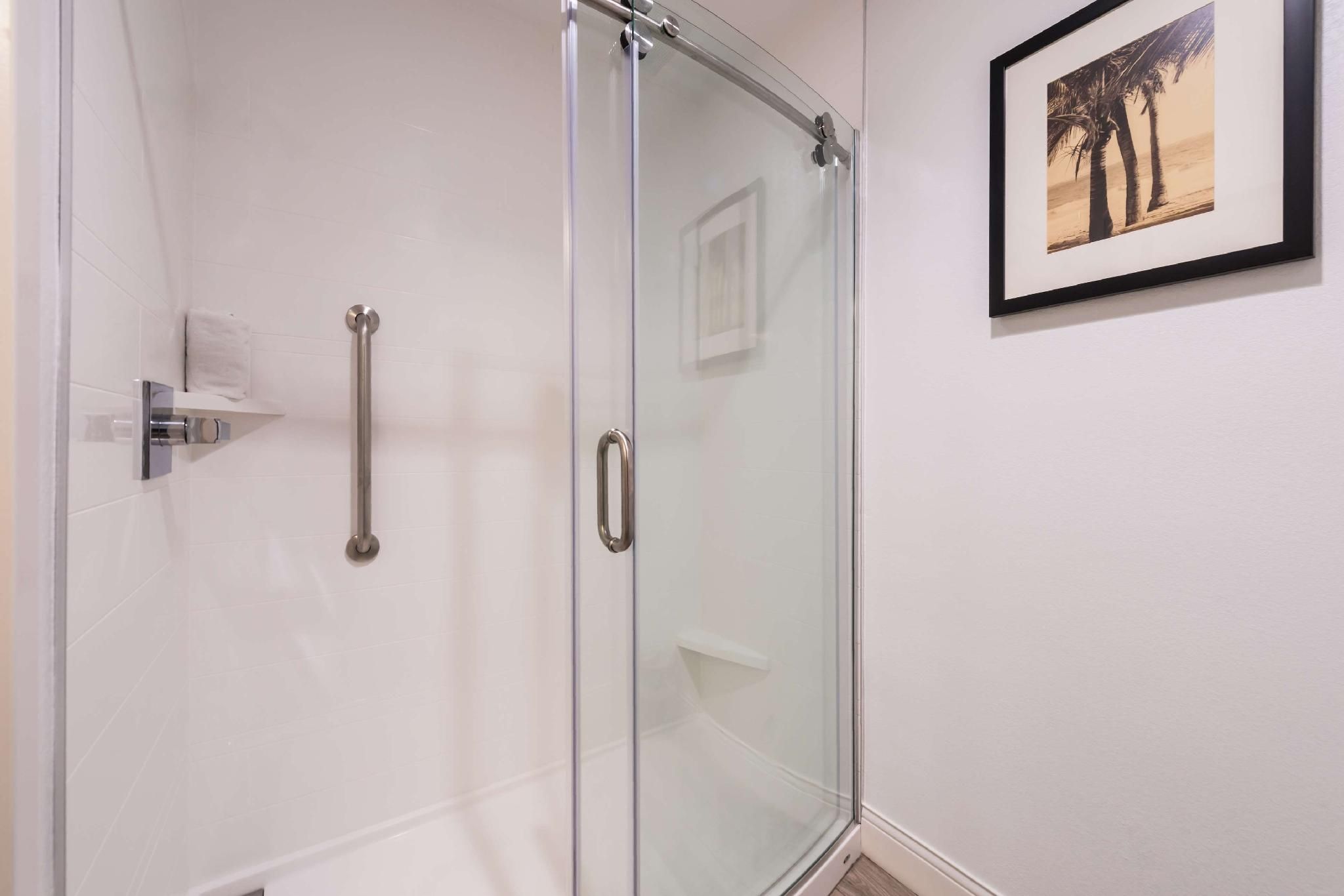 1 KING MARINA VIEW SHOWER ONLY NONSMOKING