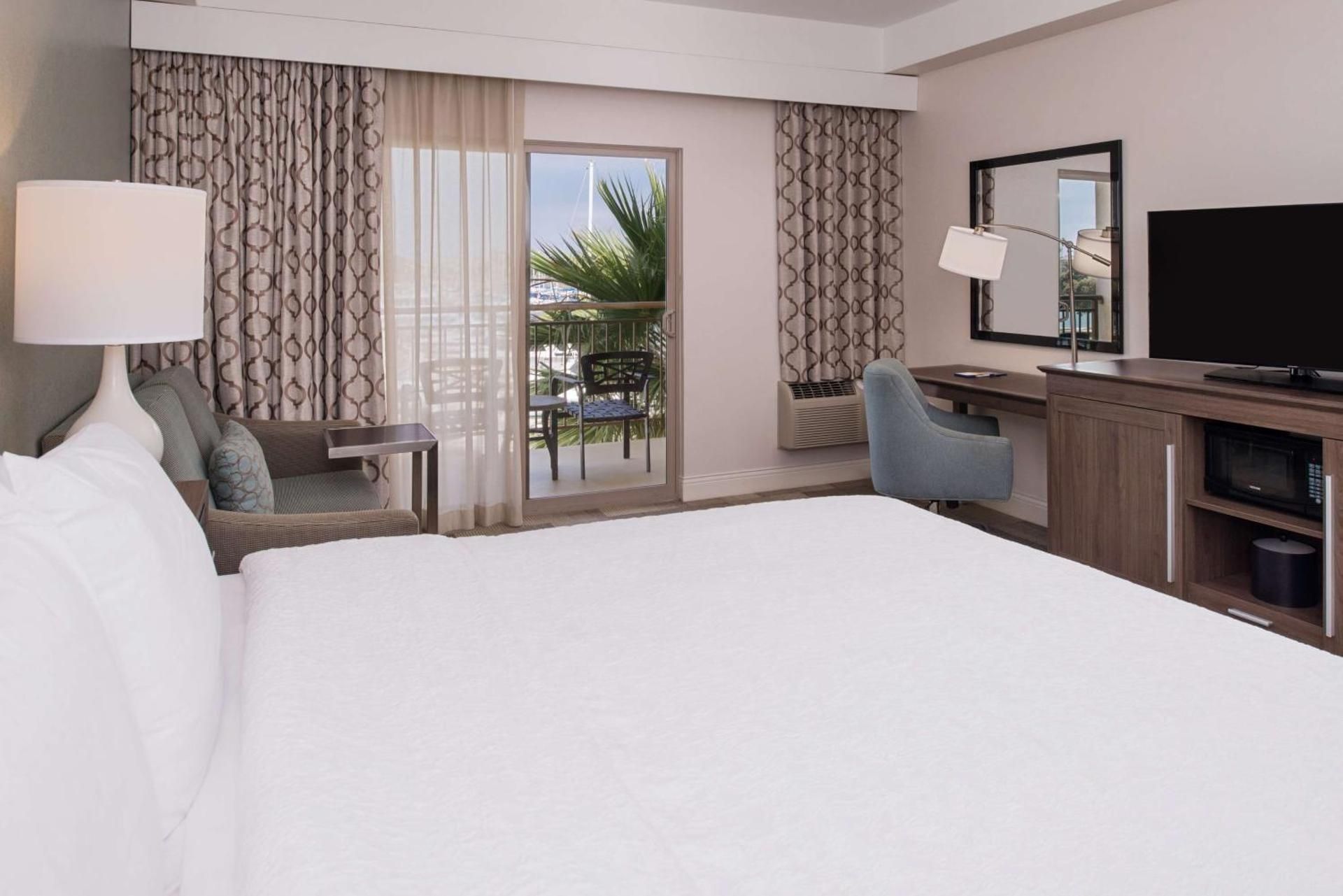 1 King Marina View W/Sofa Bed-Shower Only Ns