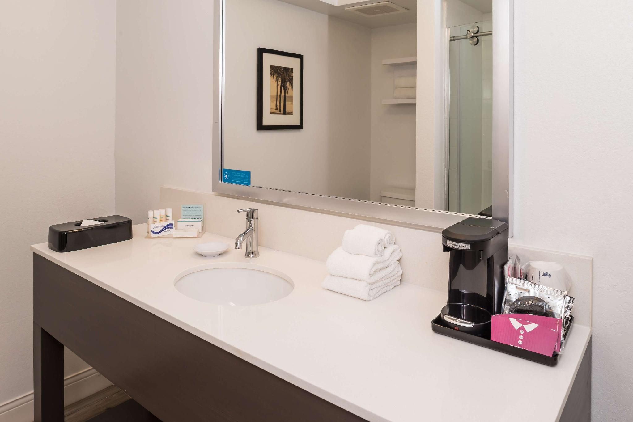 1 king larger room shower only nonsmoking