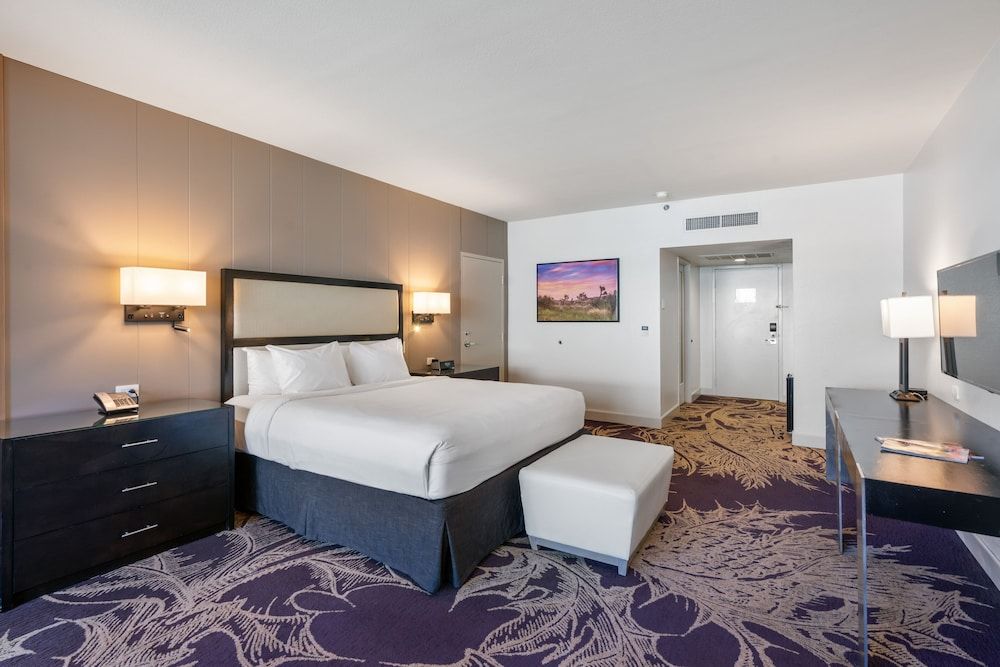 Deluxe Room, 1 King Bed, City View (Deluxe King City View)