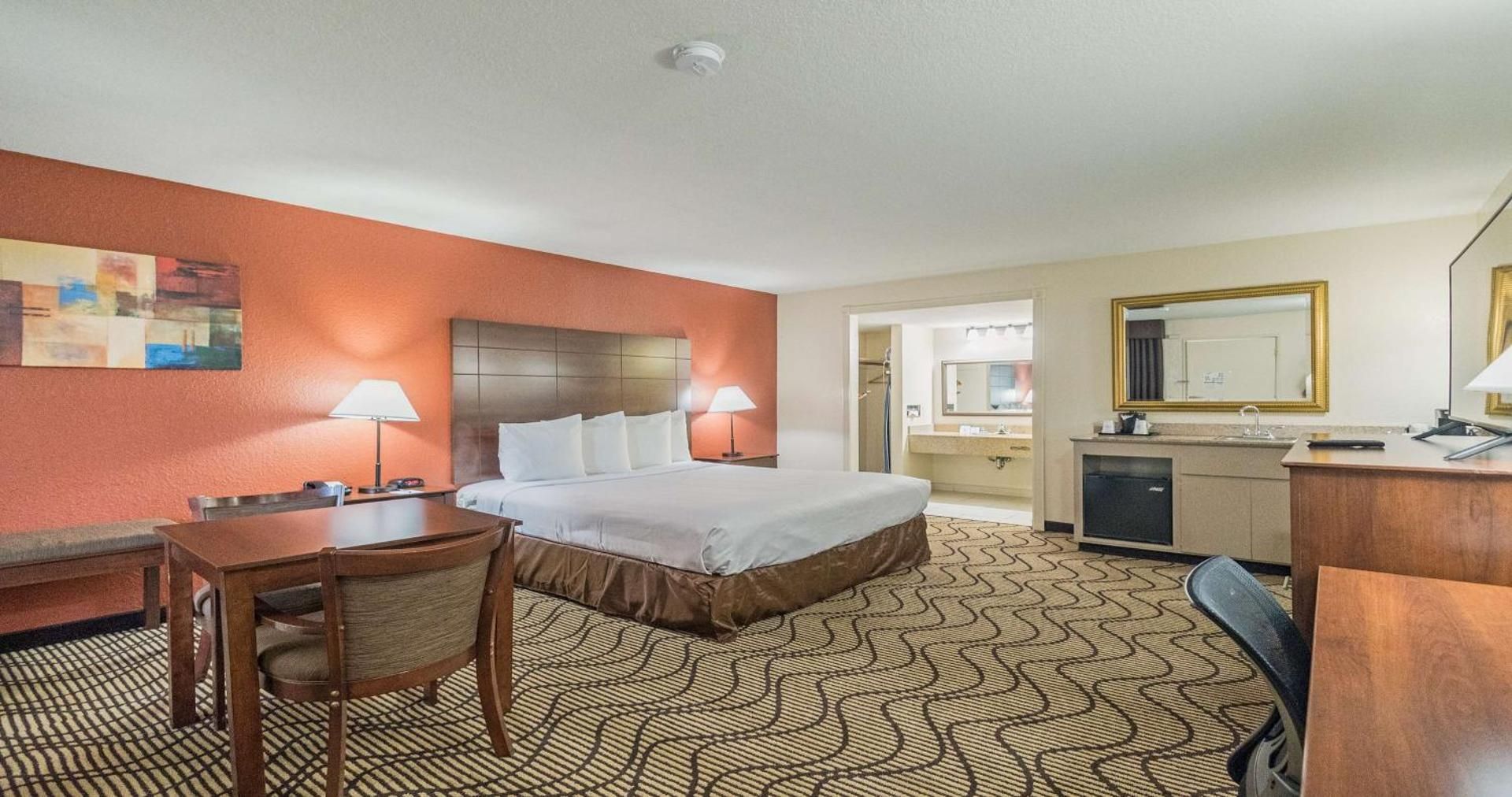 1 King Bed, Nonsmoking