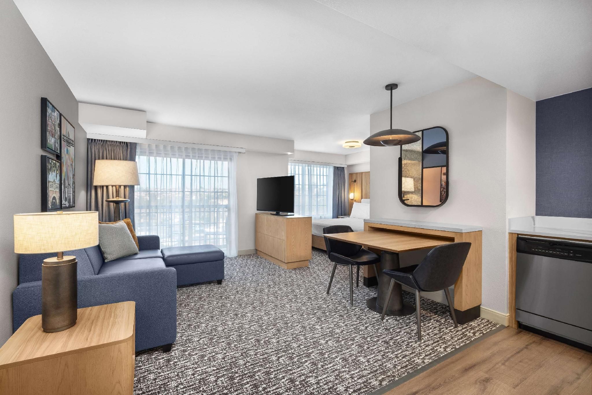 1 KING HEARING ACCESSIBLE STUDIO SUITE NOSMOK