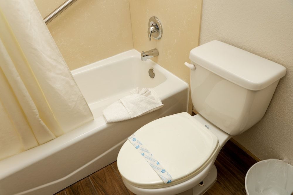 Sea Breeze Inn Standard Room, 2 Queen Beds 6