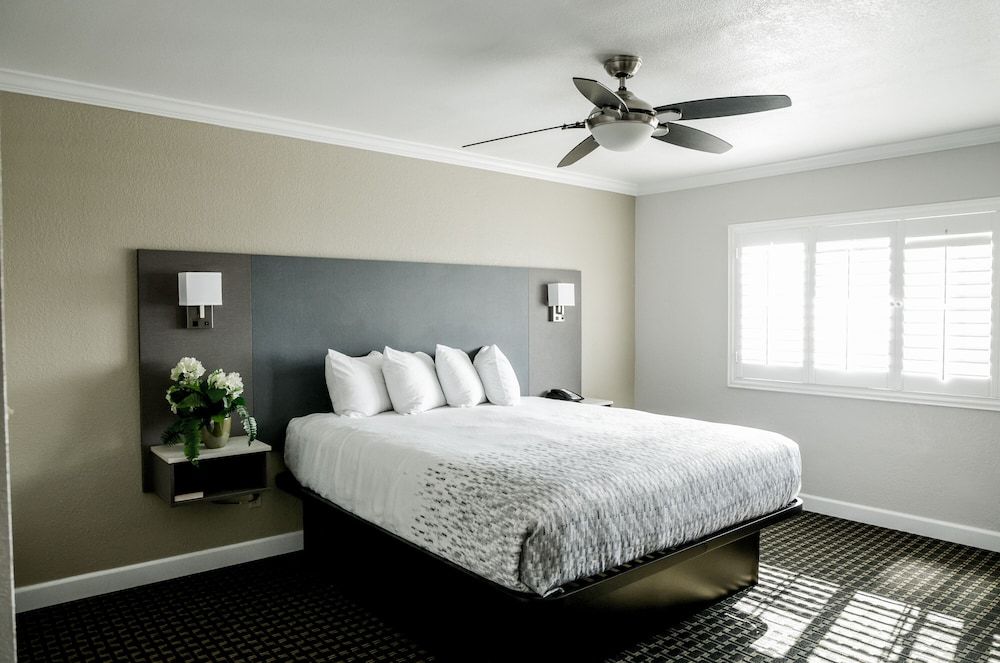 Sea Breeze Inn Standard Room, 1 King Bed, Ocean View 2