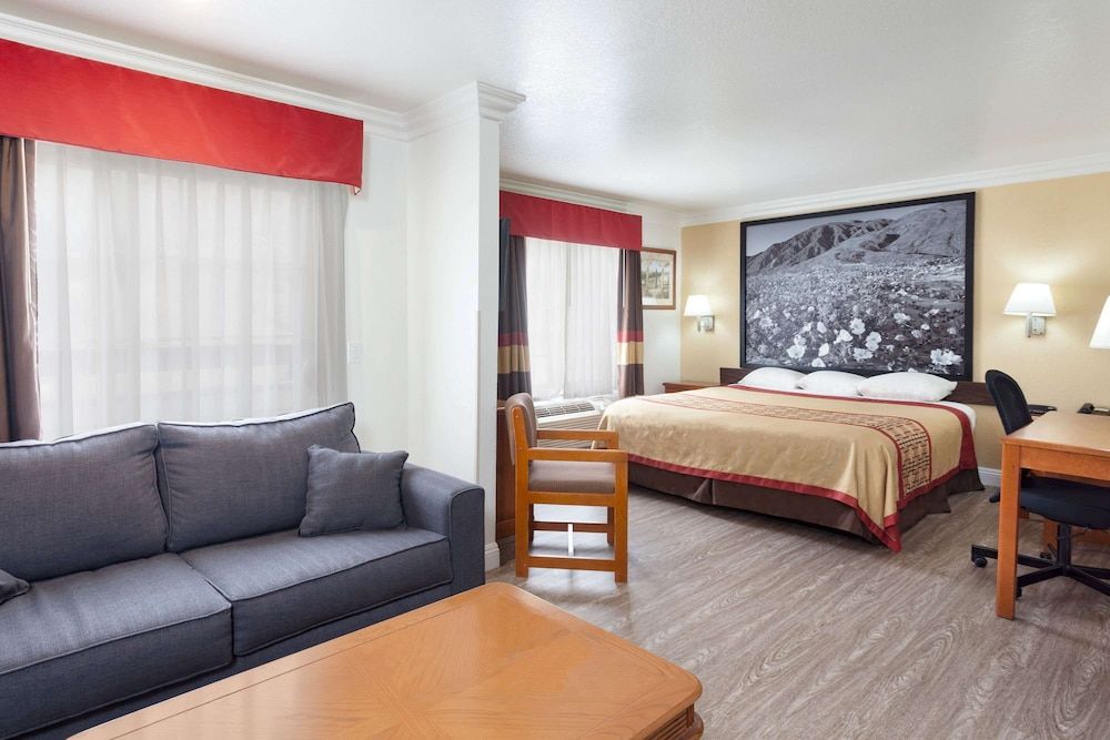 Deluxe Room, 1 King Bed, Refrigerator
