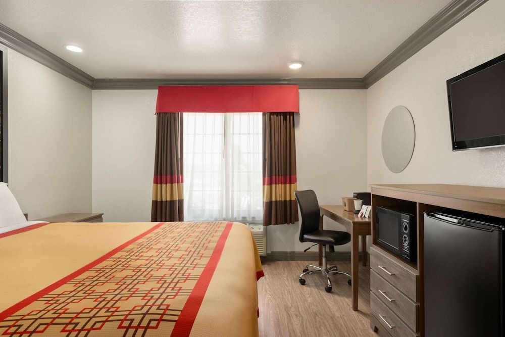 Deluxe Room, 1 King Bed, Refrigerator