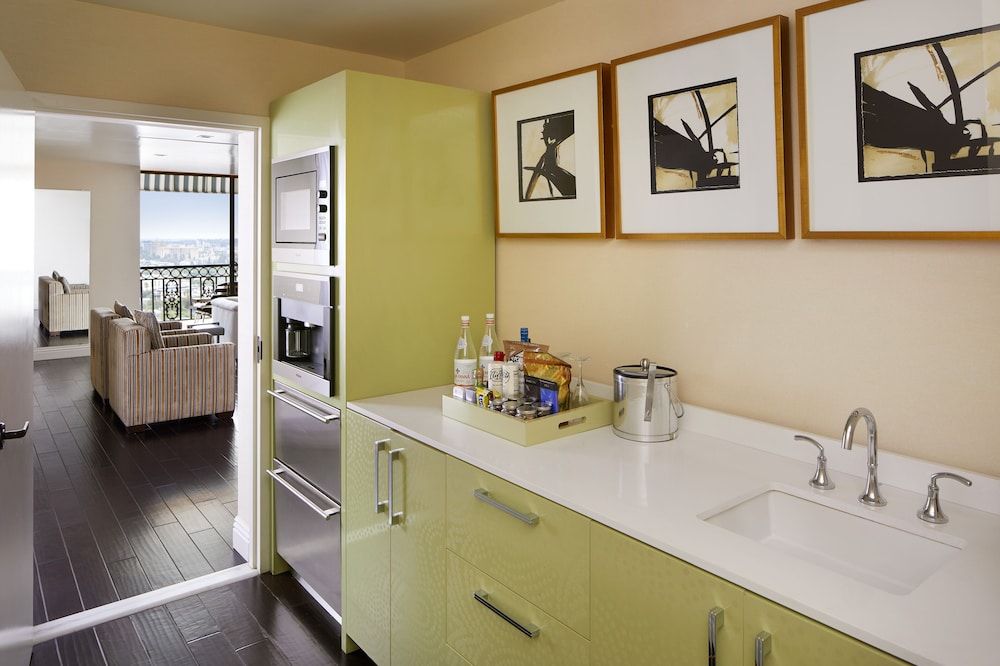 Gate One Bedroom Suite
