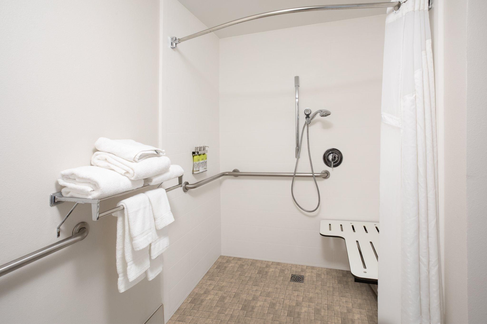 1 King Standard Comm Mobil Access Roll Shower