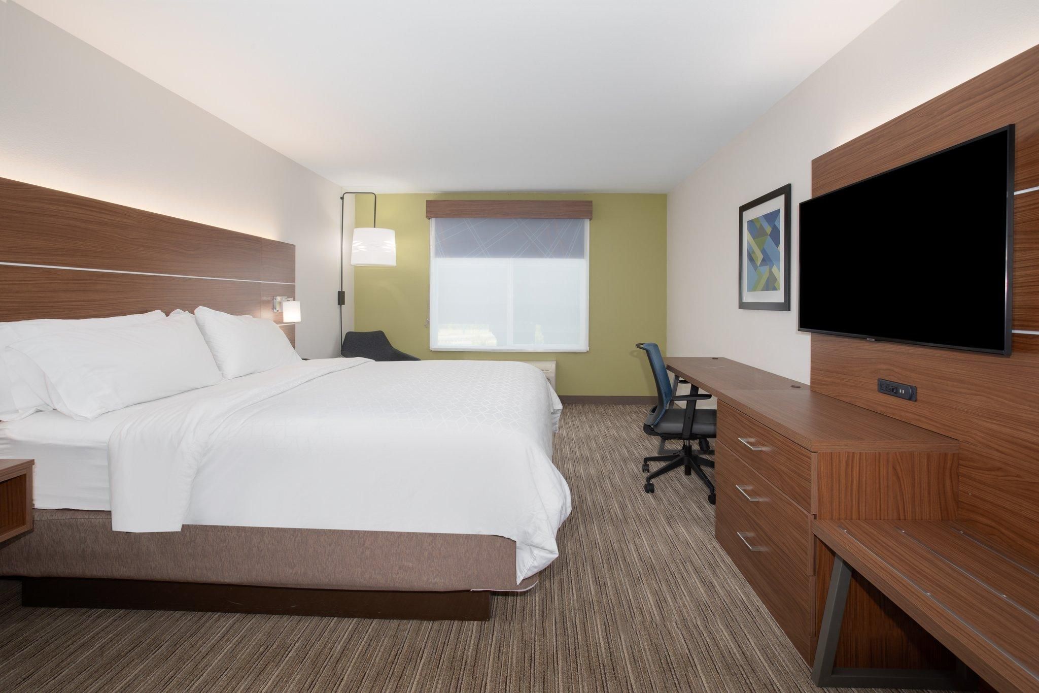 1 King Bed Suite Feature Non-Smoking
