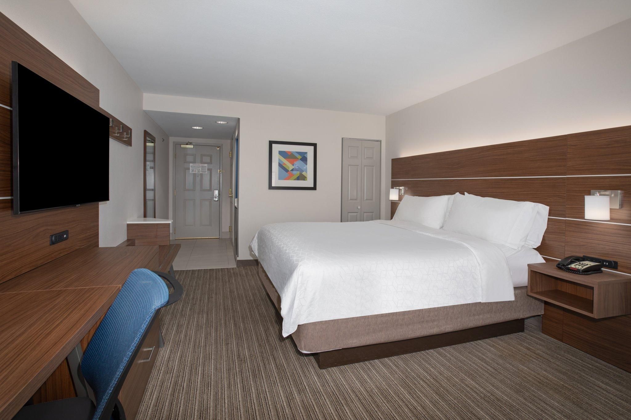 1 King Bed Suite Feature Non-Smoking