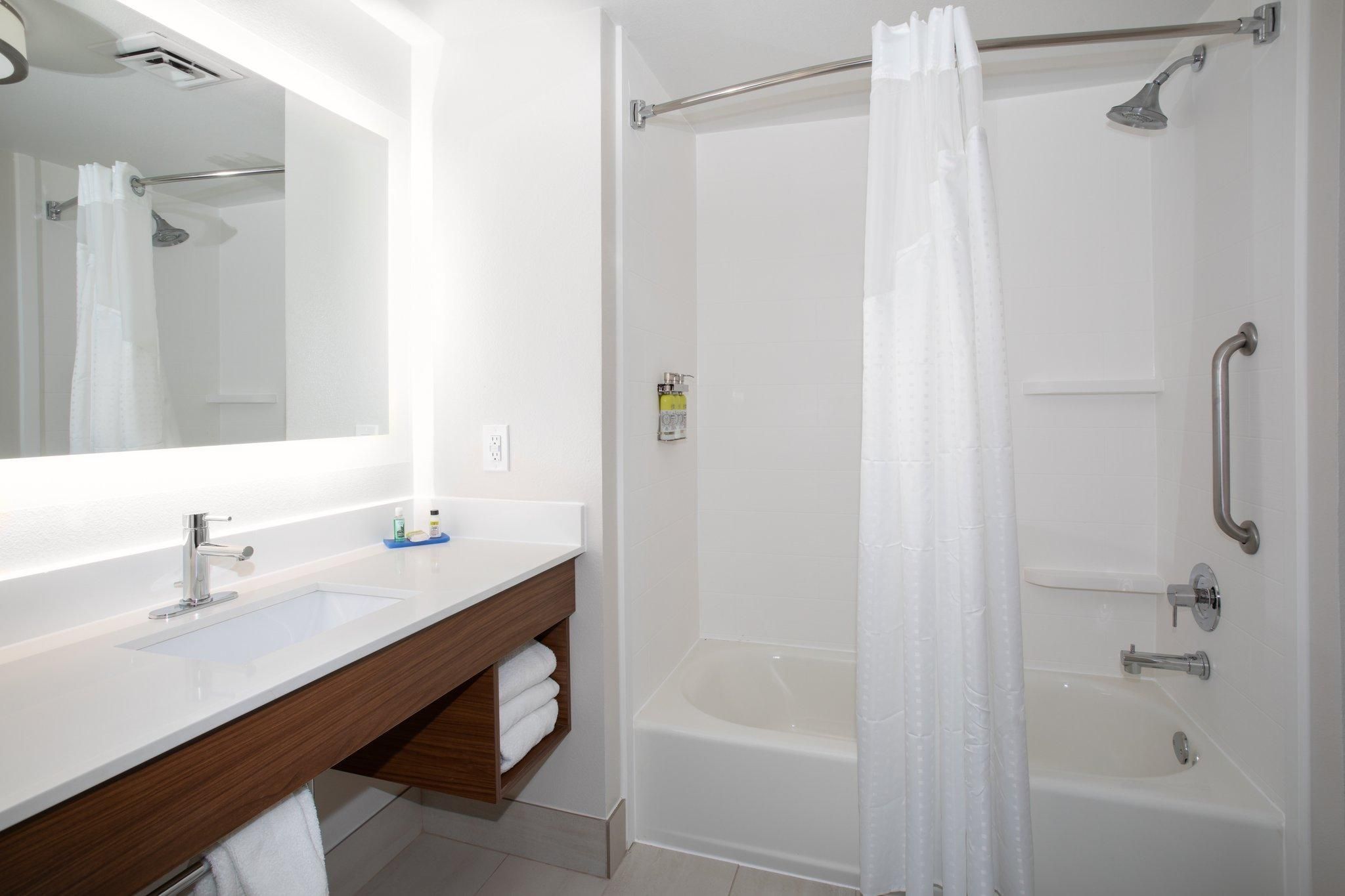 1 King Bed Suite Comm Mobility Access Tub