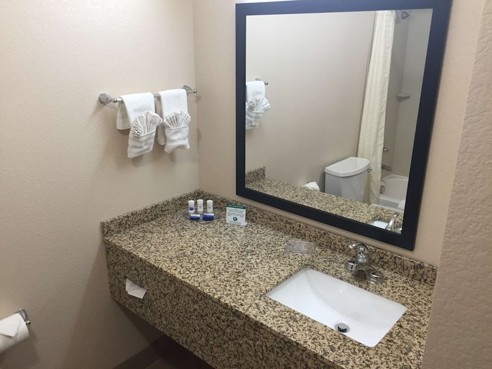 Best Western Plus Gateway Inn & Suites Standard Room, 2 Queen Beds, Non Smoking, Refrigerator & Microwave 6
