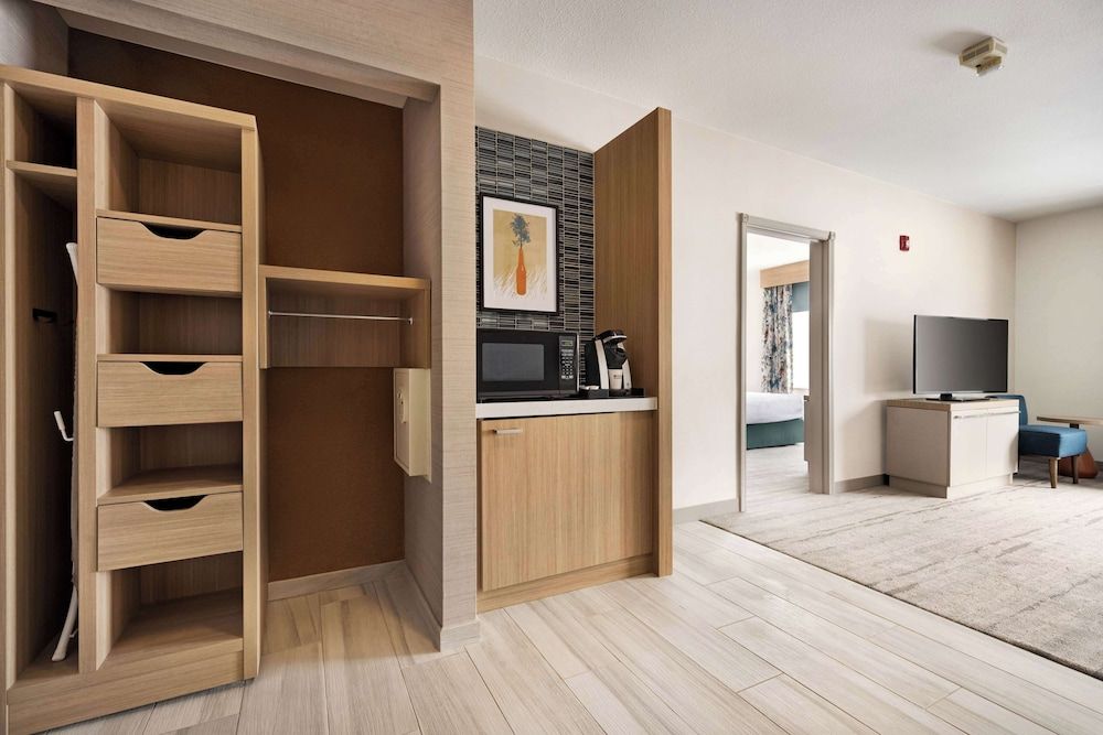 Suite, 1 King Bed, Accessible (Roll-In Shower)