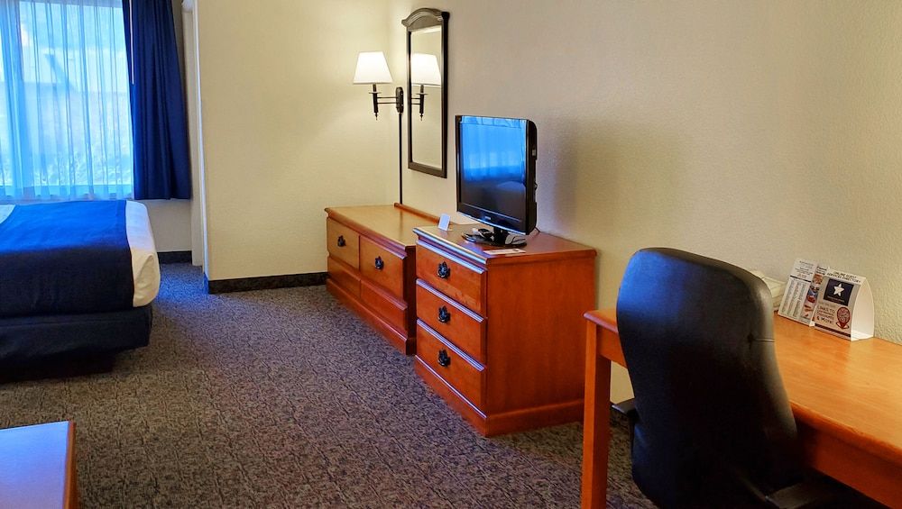 Magnuson Grand Pikes Peak King Suite Nonsmoking with Pikes Peak View 5