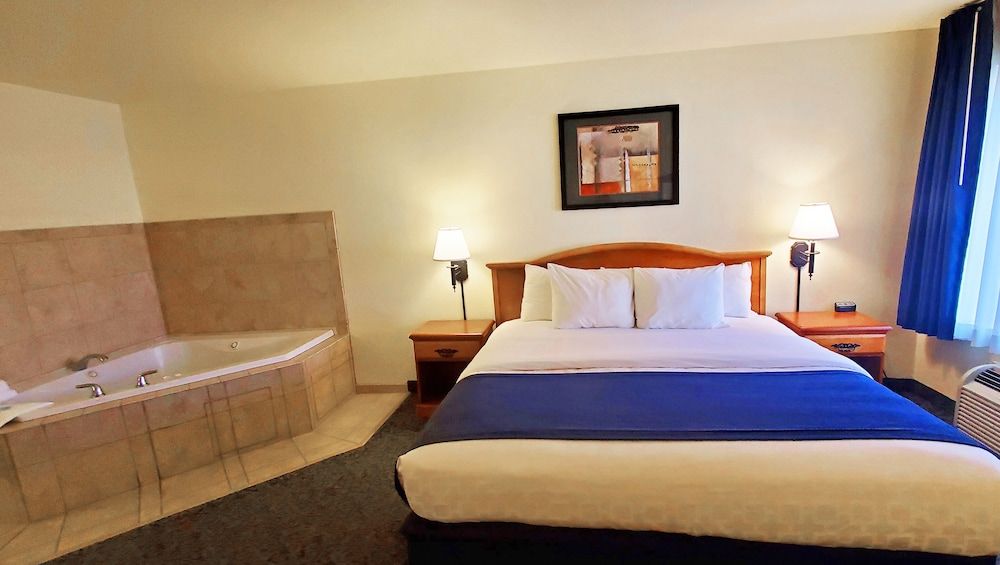 Magnuson Grand Pikes Peak 1 King Bed Nonsmoking with Hot Tub