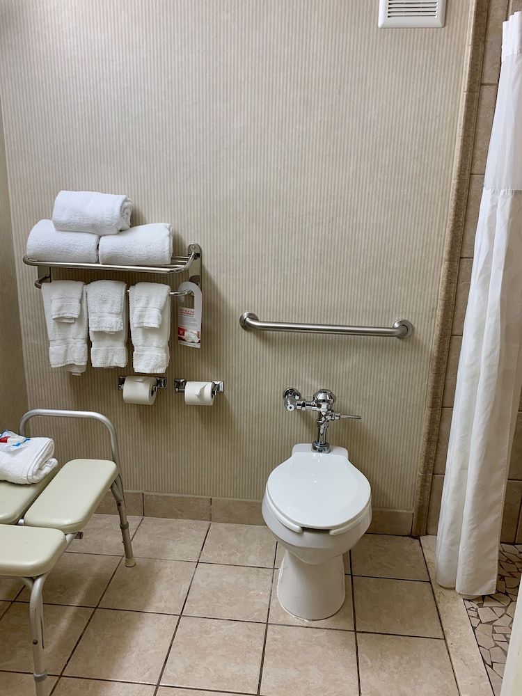 Ramada by Wyndham Newark/Wilmington Room, 2 Double Beds, Accessible, Non Smoking 5