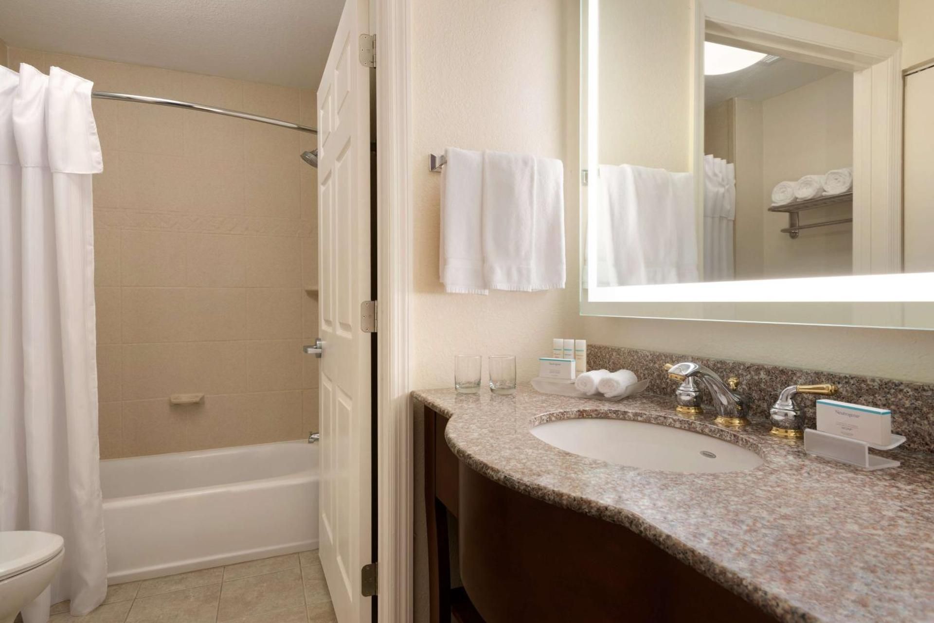 One-Bedroom Queen Suite with Two Queen Beds - Non-Smoking