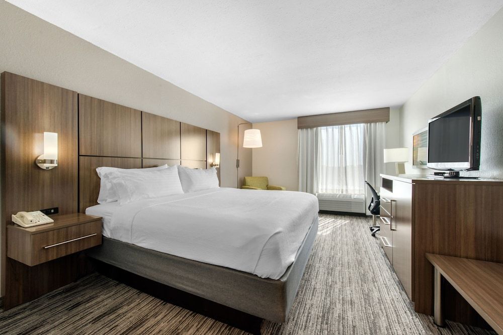 Standard Room, 1 King Bed, Accessible (Communications, Roll-In Shower)