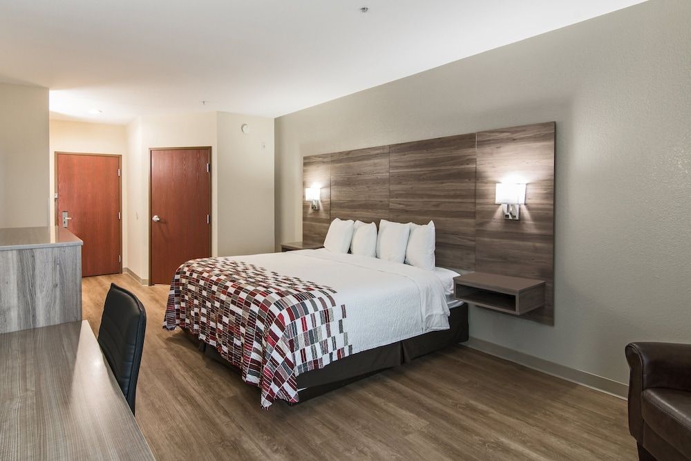 Red Roof Inn Panama City Superior Room, 1 King Bed, Non Smoking 4