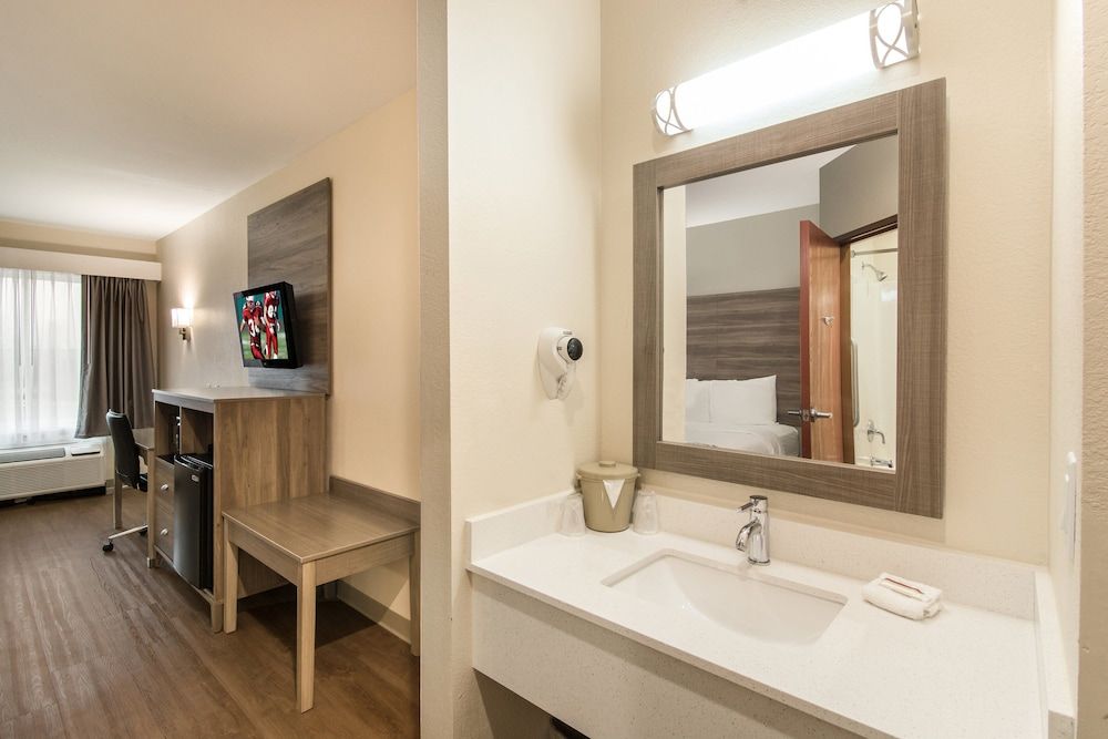 Red Roof Inn Panama City Deluxe Room, 2 Queen Beds, Non Smoking 5