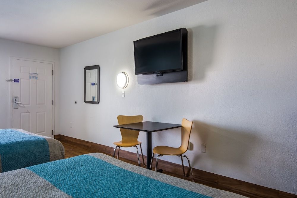 Motel 6 Pensacola, FL - NAS Deluxe Room, 2 Queen Beds, Smoking, Refrigerator & Microwave 7