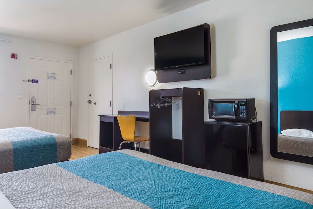 Motel 6 Pensacola, FL - NAS Deluxe Room, 2 Queen Beds, Smoking, Refrigerator & Microwave 9