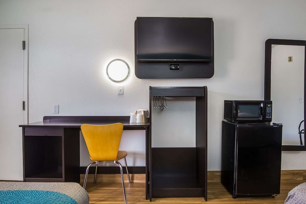 Motel 6 Pensacola, FL - NAS Deluxe Room, 2 Queen Beds, Smoking, Refrigerator & Microwave 8