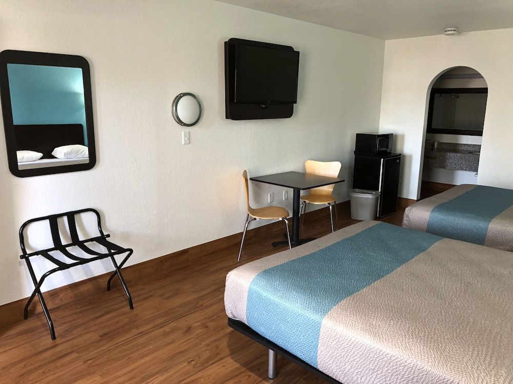 Motel 6 Pensacola, FL - NAS Deluxe Room, 2 Queen Beds, Smoking, Refrigerator & Microwave 10