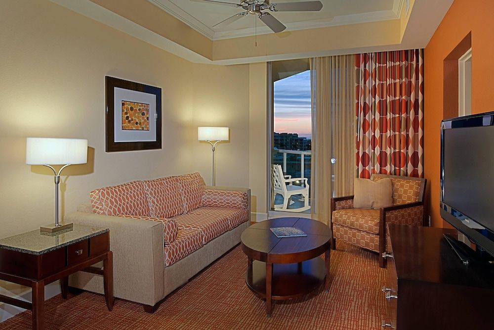 Suite, 1 Bedroom (Mobility/Hearing Access, Roll-In Shwr)