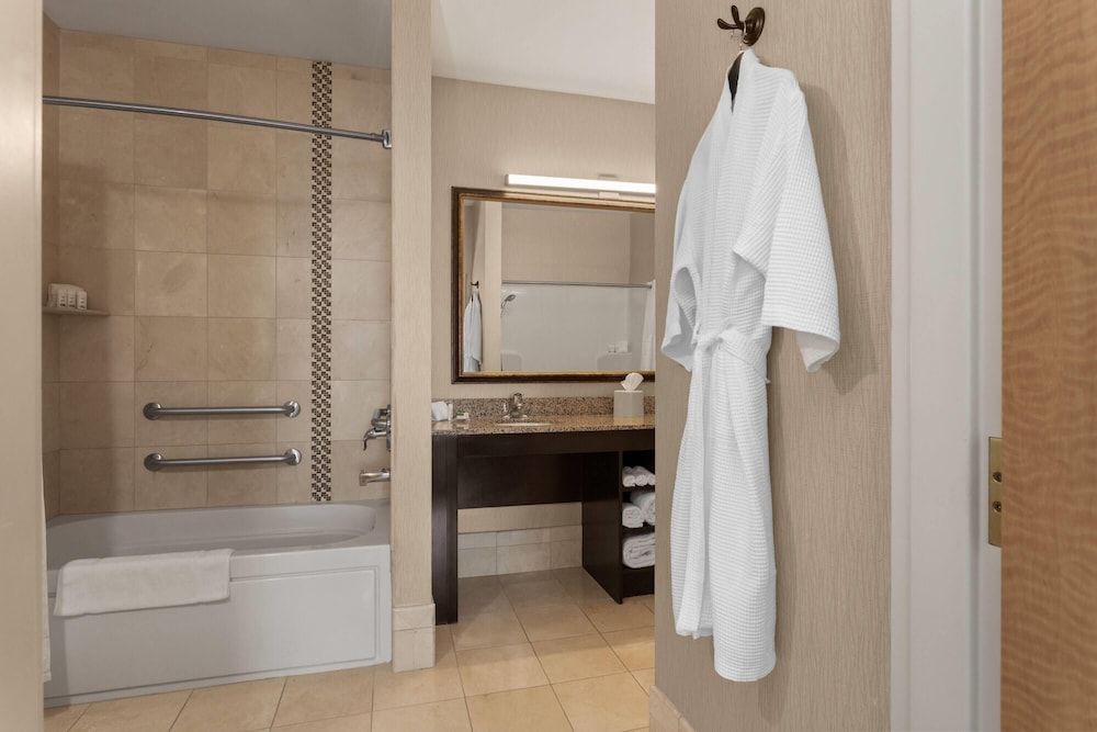 1 King Bed, Presidential, Mobility/Hearing Access Suite, Roll-In Shower, NSMK