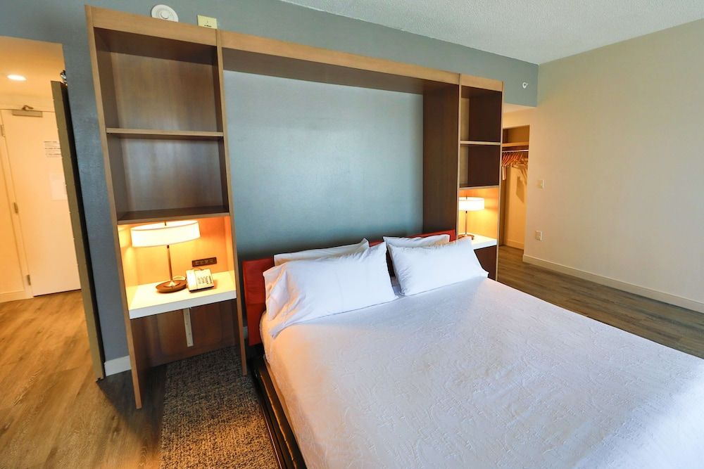 Junior Suite, Accessible (King Bed with Murphy Bed, Hearing)