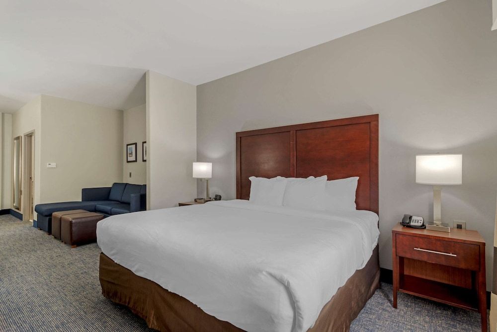 Suite, 1 King Bed, Accessible, Non Smoking