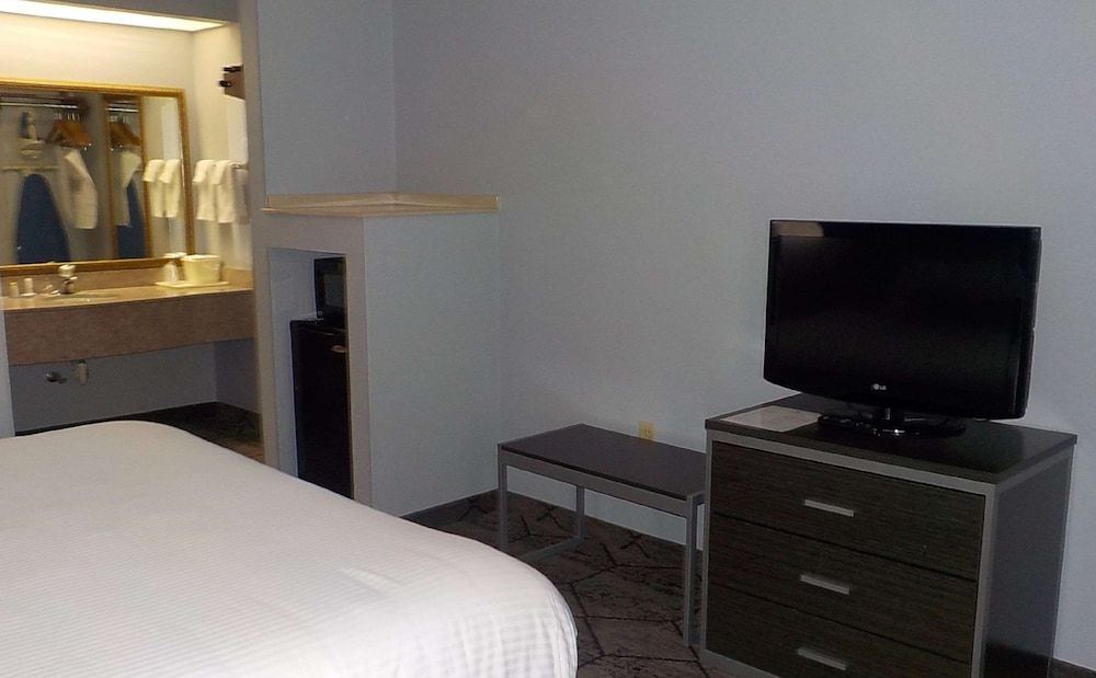 Standard Room, 1 King Bed, Non Smoking, Refrigerator & Microwave (Exterior Corridor)