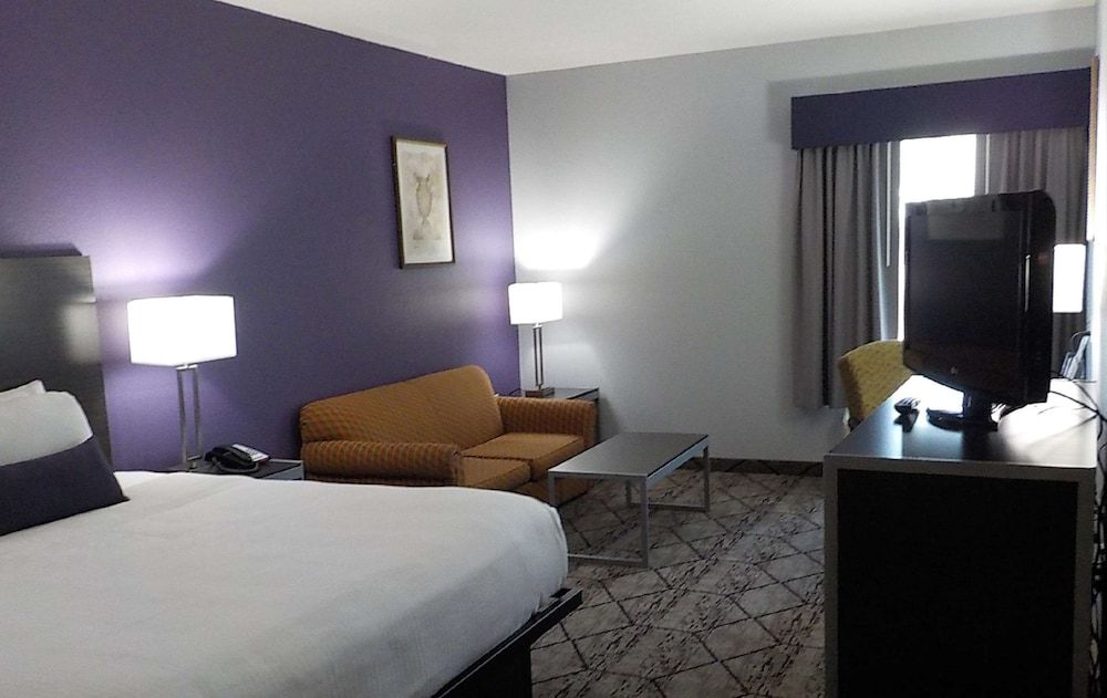 Standard Room, 1 King Bed, Non Smoking, Refrigerator & Microwave
