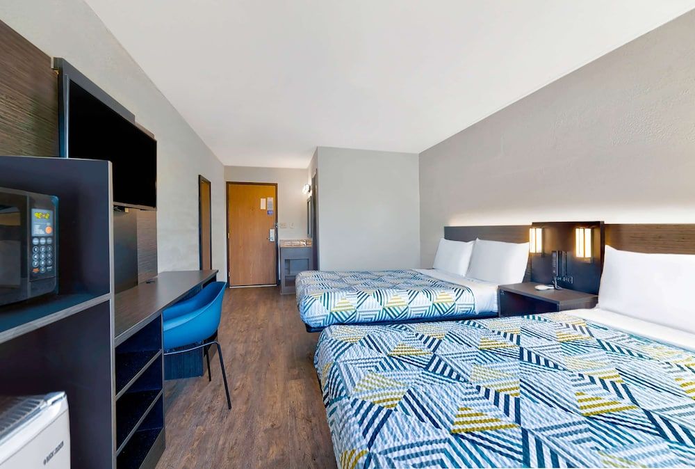 Motel 6 Cedar Rapids, IA - Airport Deluxe Room, 2 Double Beds, Non Smoking, Refrigerator & Microwave
