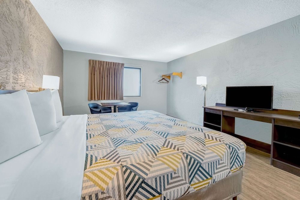 Motel 6 Elk Grove Village, IL - O'Hare Standard Room, 1 King Bed, Non Smoking 7