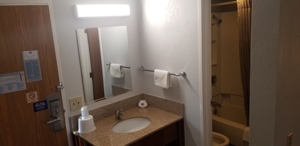 Motel 6 Elk Grove Village, IL - O'Hare Standard Room, 2 Double Beds, Non Smoking 6