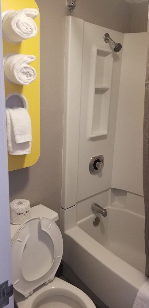 Motel 6 Elk Grove Village, IL - O'Hare Standard Room, 2 Double Beds, Non Smoking 5